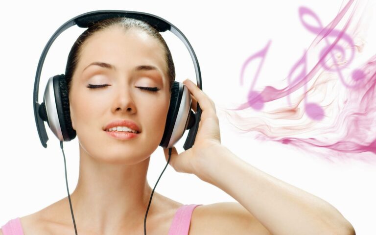wanita-mendengarkan-musik